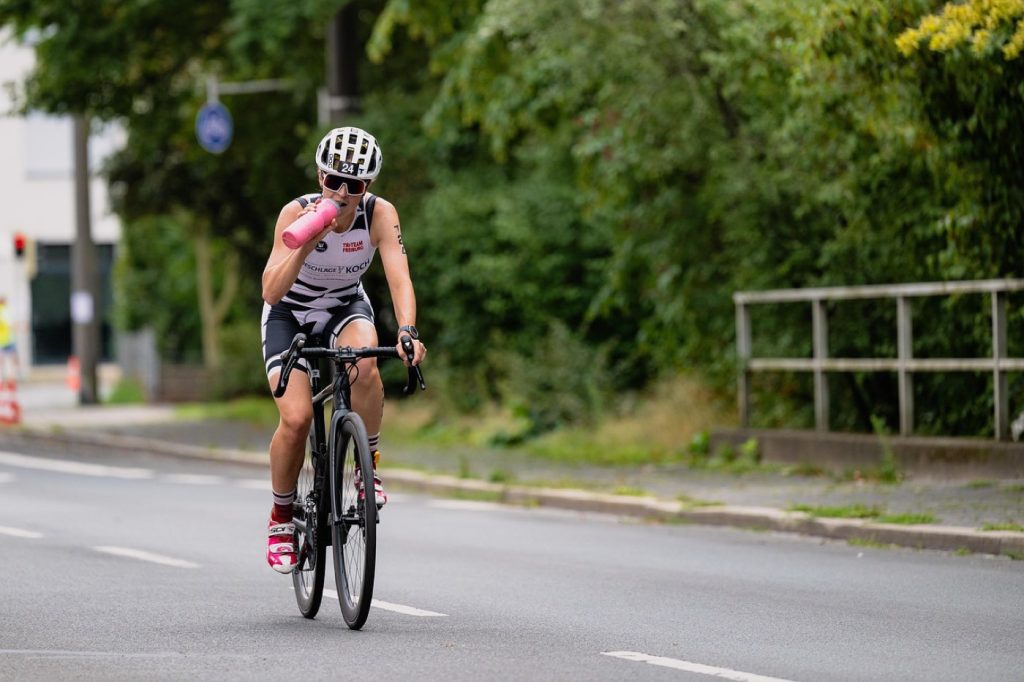 Combien boire avant et après l’entraînement : schéma simple